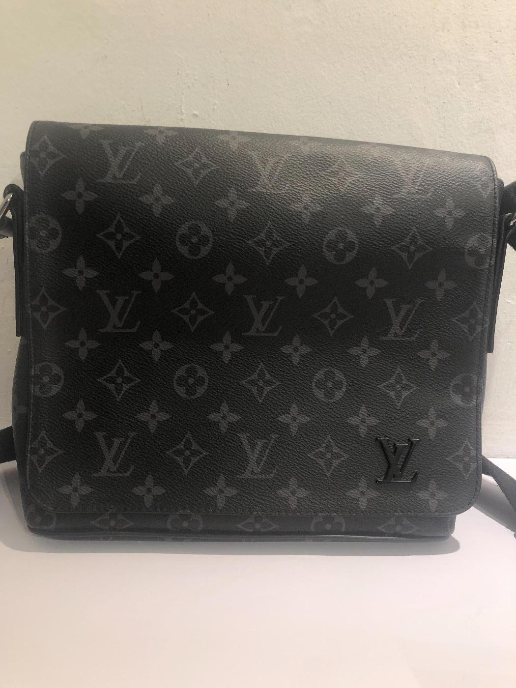 Cap Luxury : achat et vente de produits de luxe de catégorie Louis Vuitton  Sacoche Louis Vuitton District PM noir